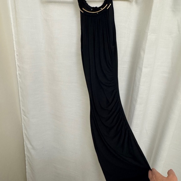 Elegant Black Sleeveless Dress - Picture 4 of 11